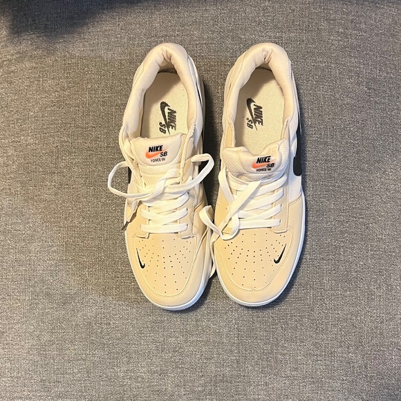 Nike SB Force 58 Low Basketball Shoes. Cream / Black - Picture 5 of 9